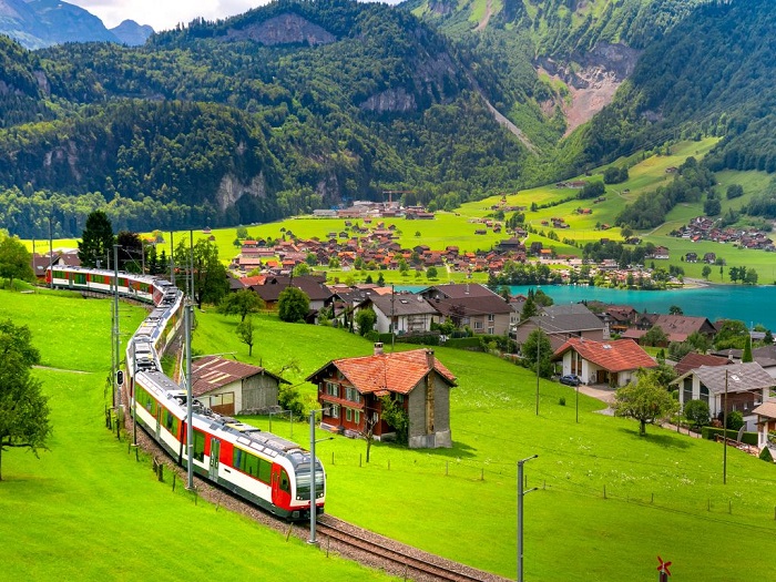 Os-6-melhores-passeios-de-comboio-na-Suíça_imagem.jpg
